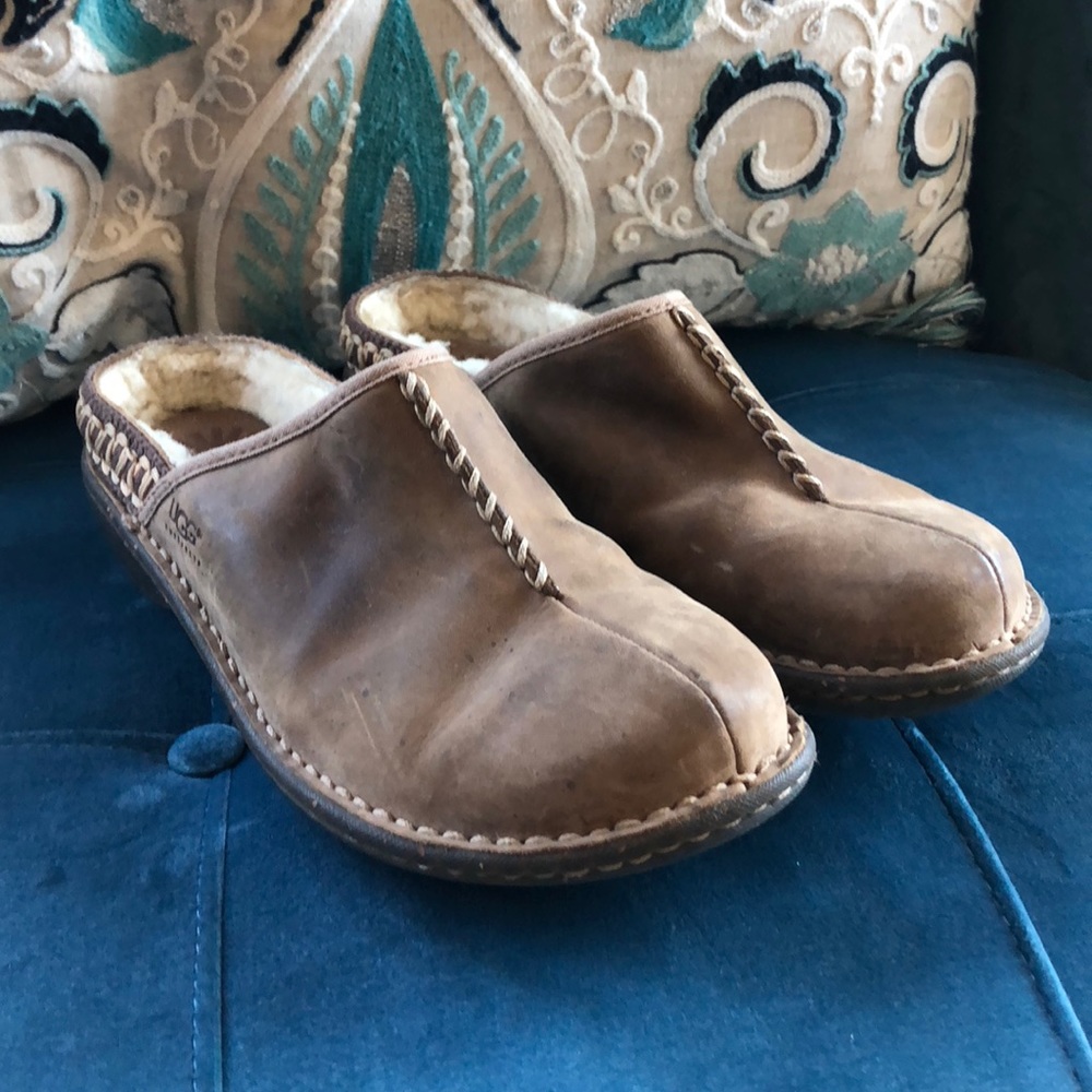 T-07: UGG ladies clogs size 7